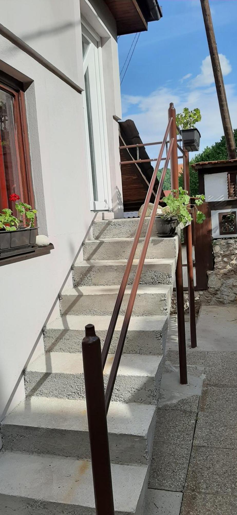Queen Apartment Visoko Bagian luar foto