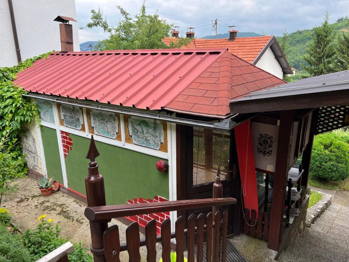 Queen Apartment Visoko Bagian luar foto