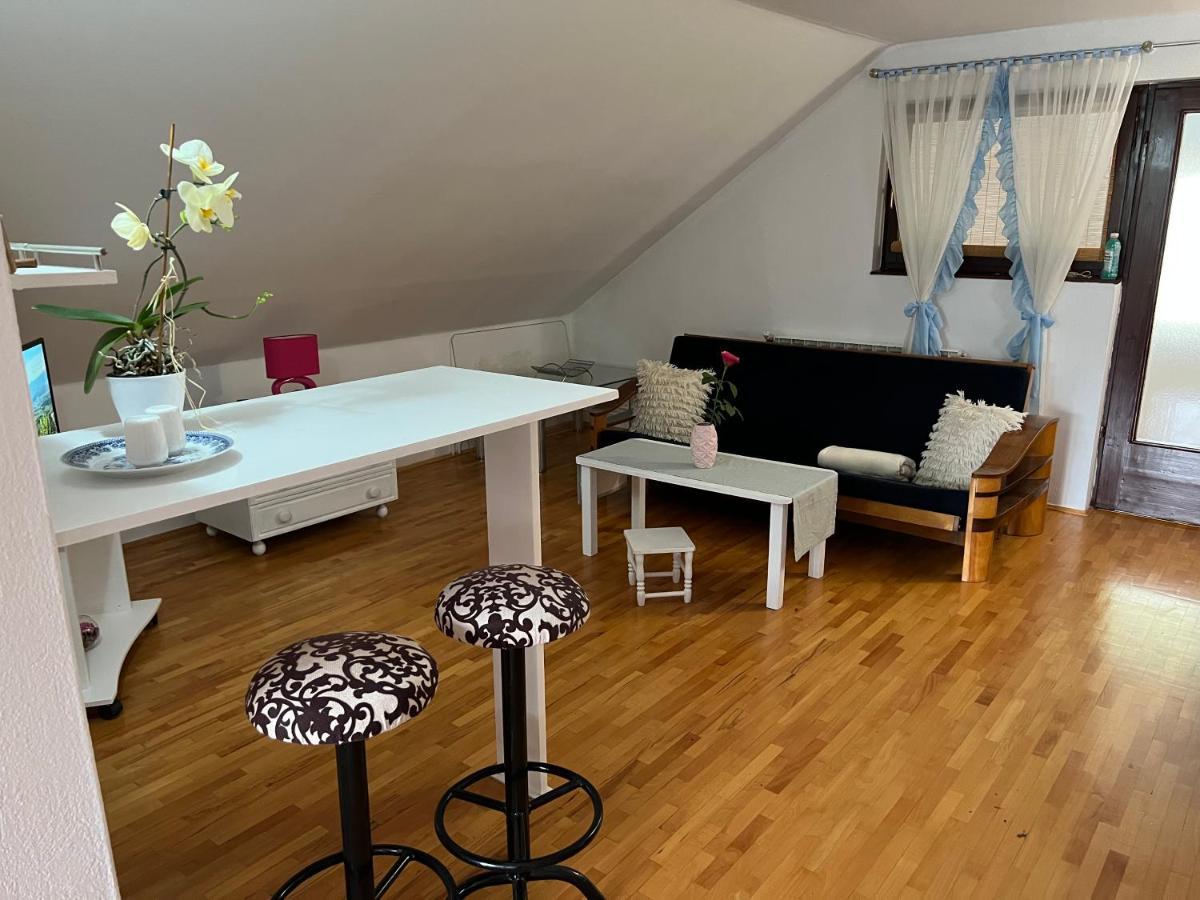 Queen Apartment Visoko Bagian luar foto