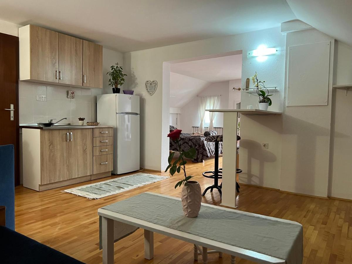 Queen Apartment Visoko Bagian luar foto